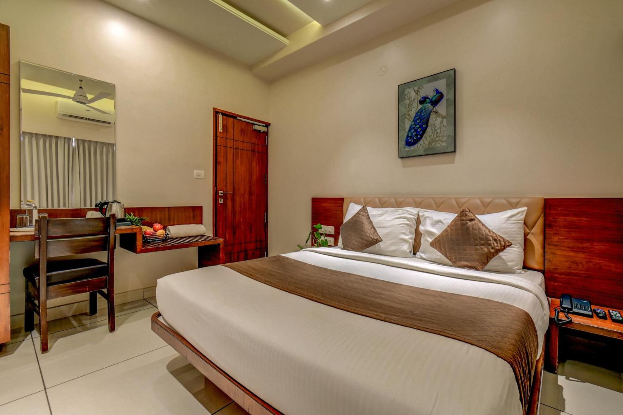 Hotel J N Stay Mysore - 12 Minutes To Mysore Palace Zewnętrze zdjęcie