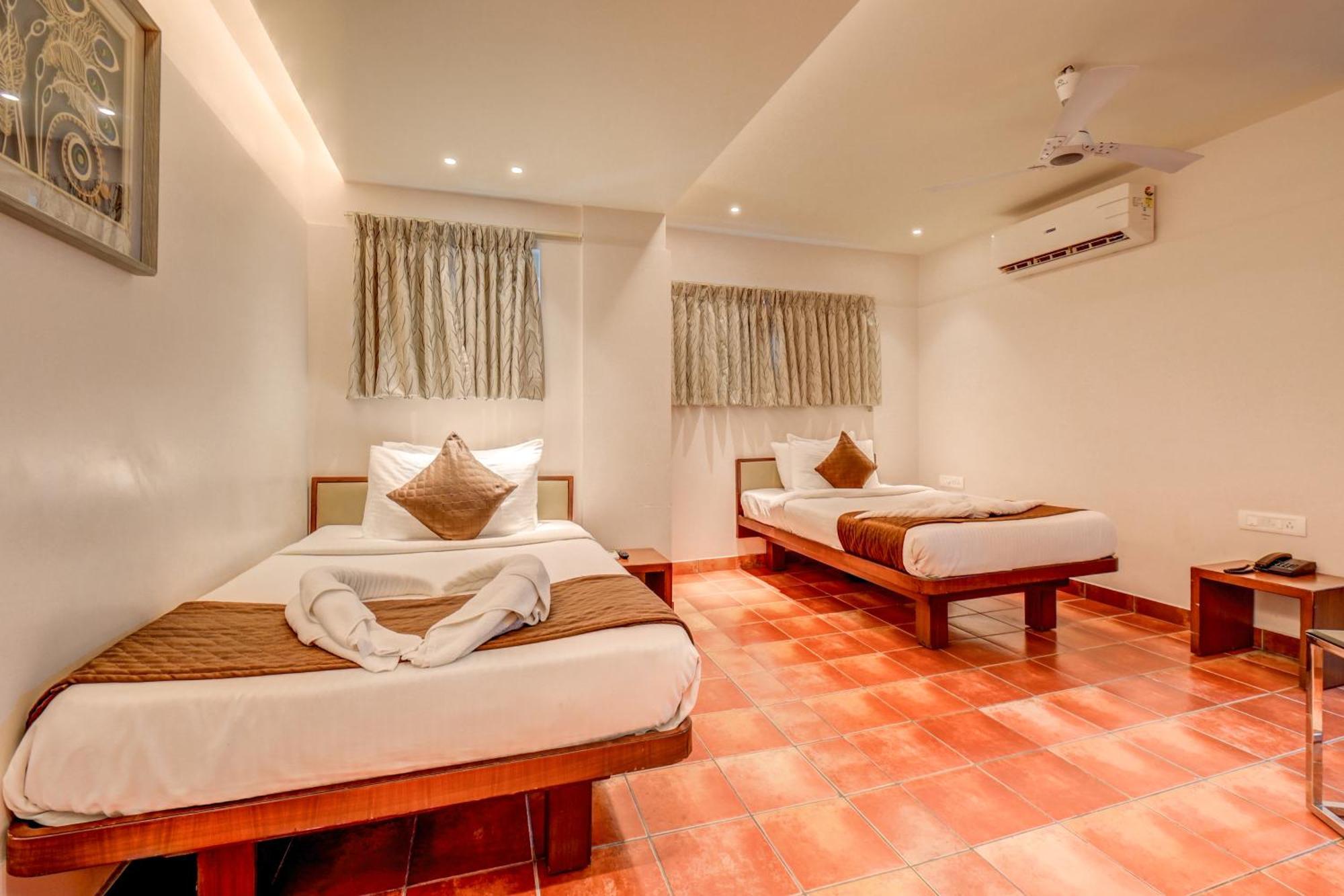 Hotel J N Stay Mysore - 12 Minutes To Mysore Palace Zewnętrze zdjęcie