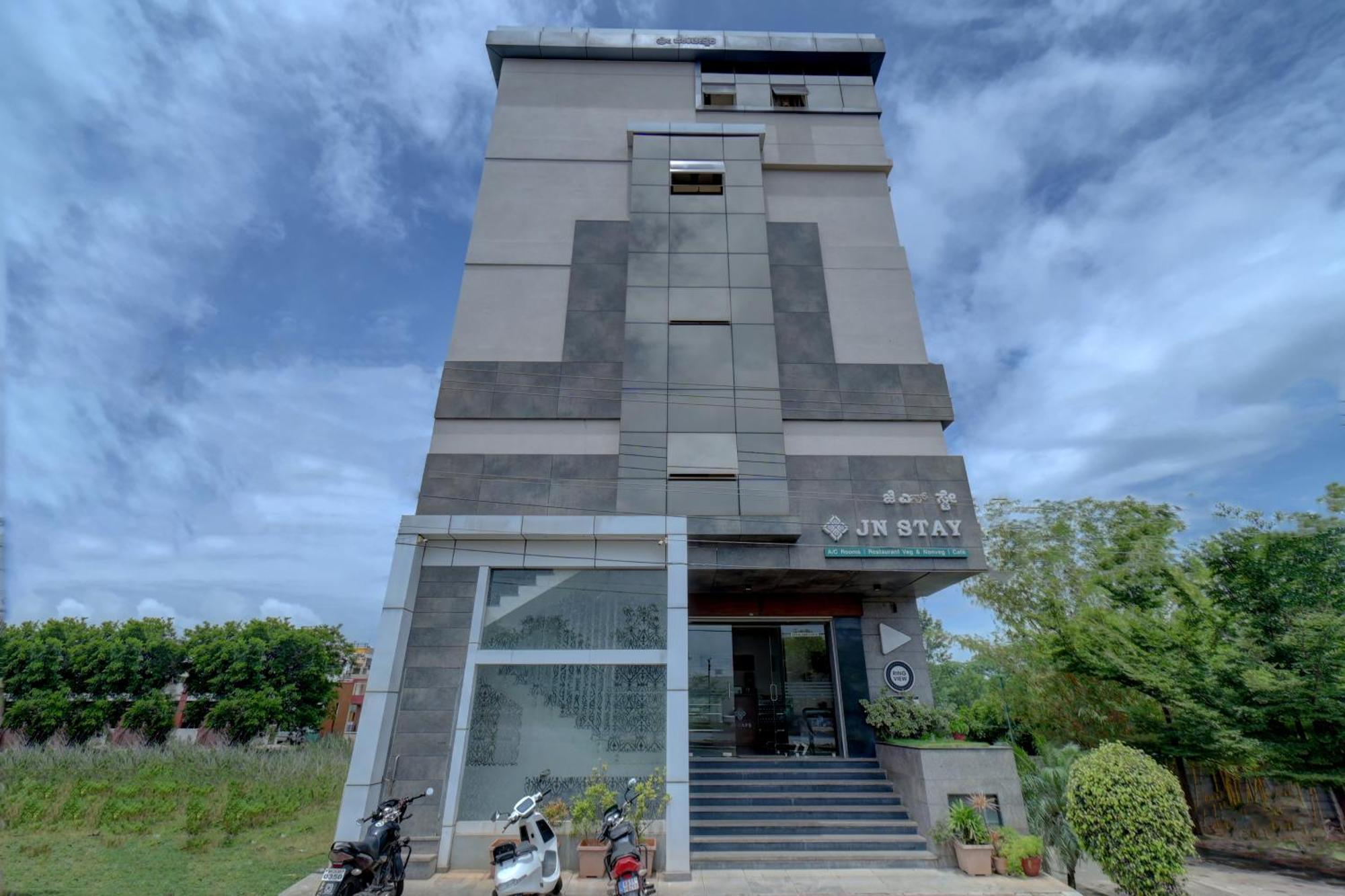 Hotel J N Stay Mysore - 12 Minutes To Mysore Palace Zewnętrze zdjęcie